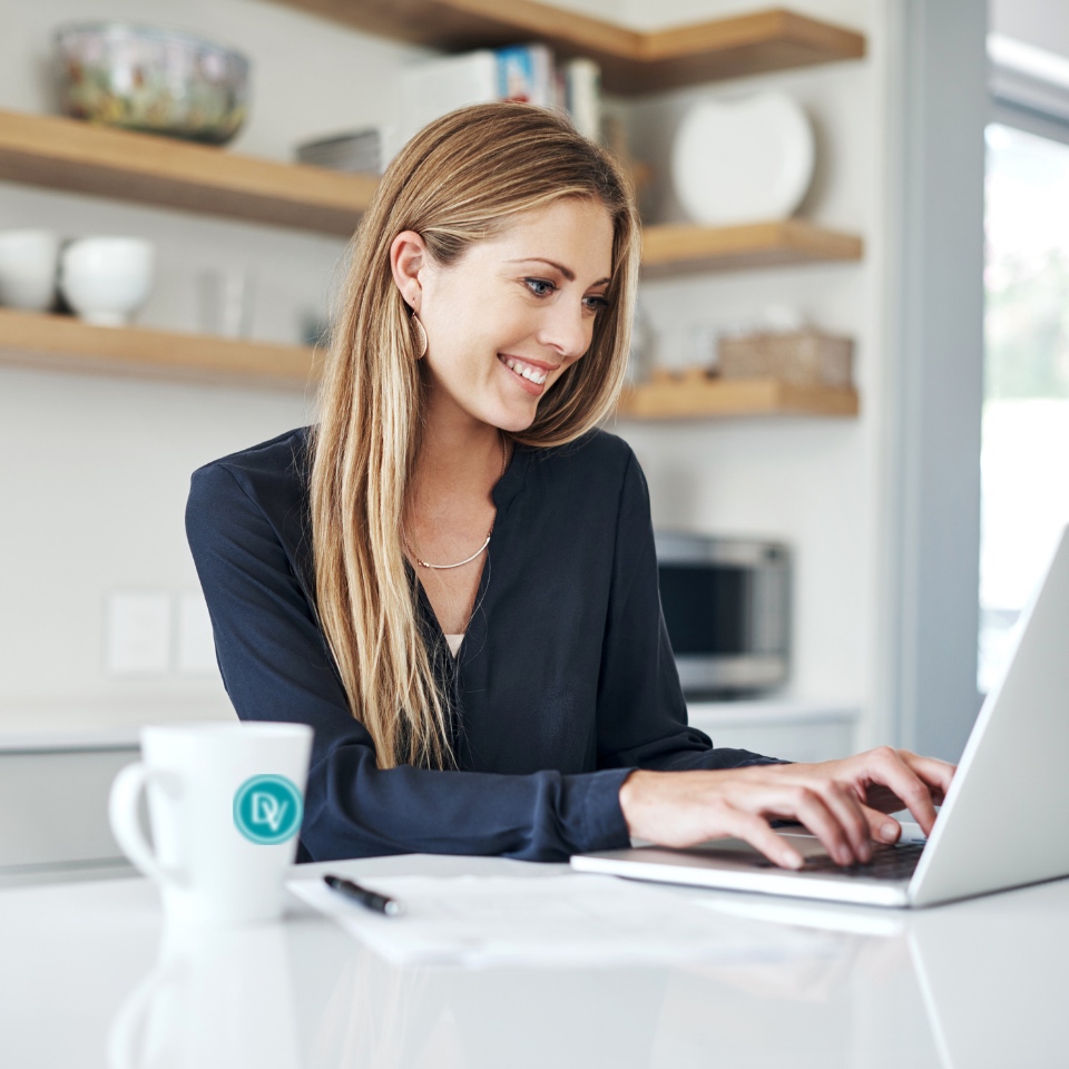 espace-personnel-cliente Cliente regardant les annonces de l'agence immobilière à Troinex / Genève Désormière & Vanhalst depuis son espace personnel