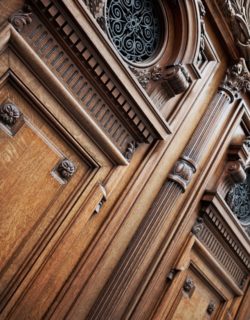 porte-bois-hotel-particulier Splendide porte en bois massif sculpté à l'entrée d'un hôtel particulier